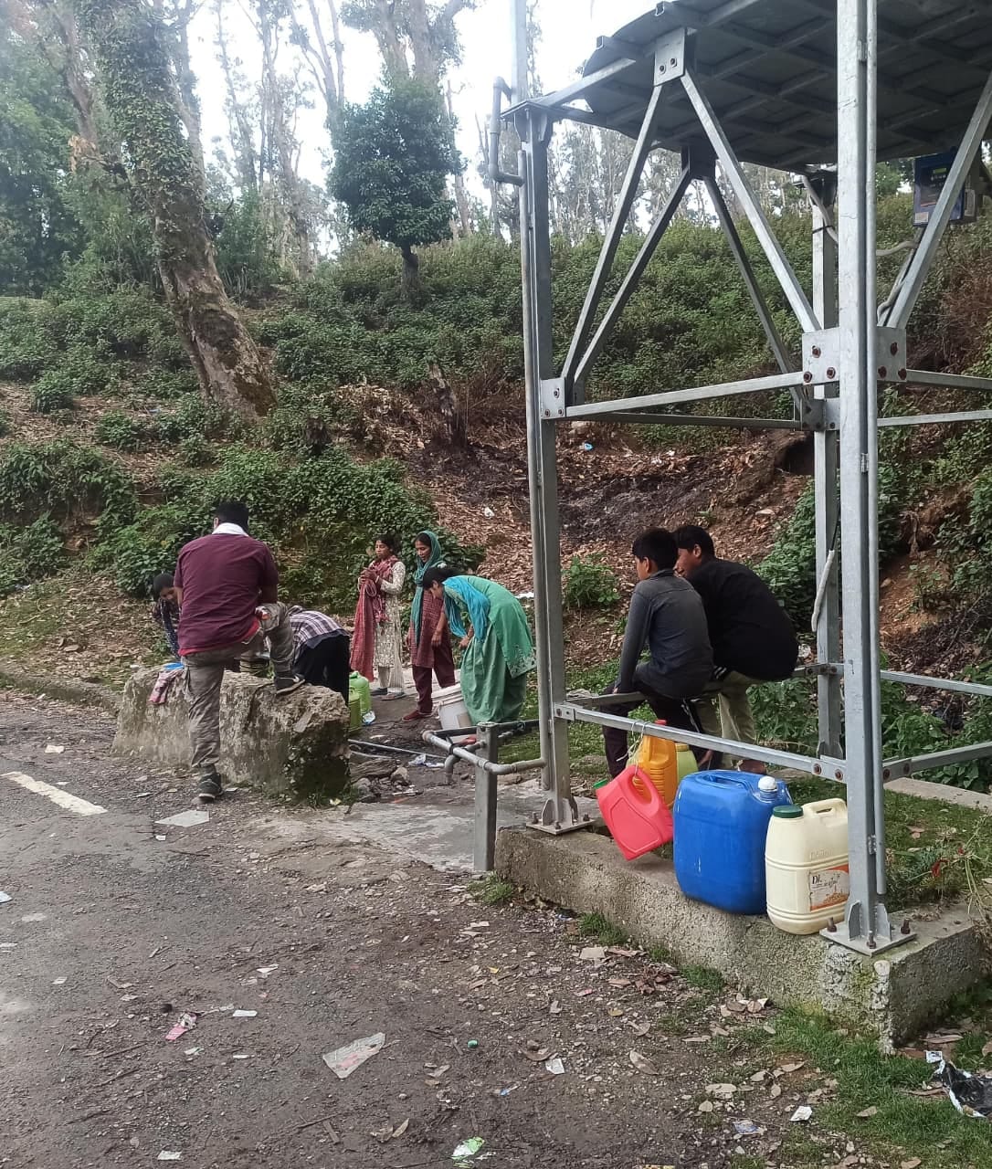ग्राम पंचायत दुबड़ जैनल में हैंडपंप पर पानी भरने के लिए अपनी बारी का इंतजार करते ग्रामीण। संवाद