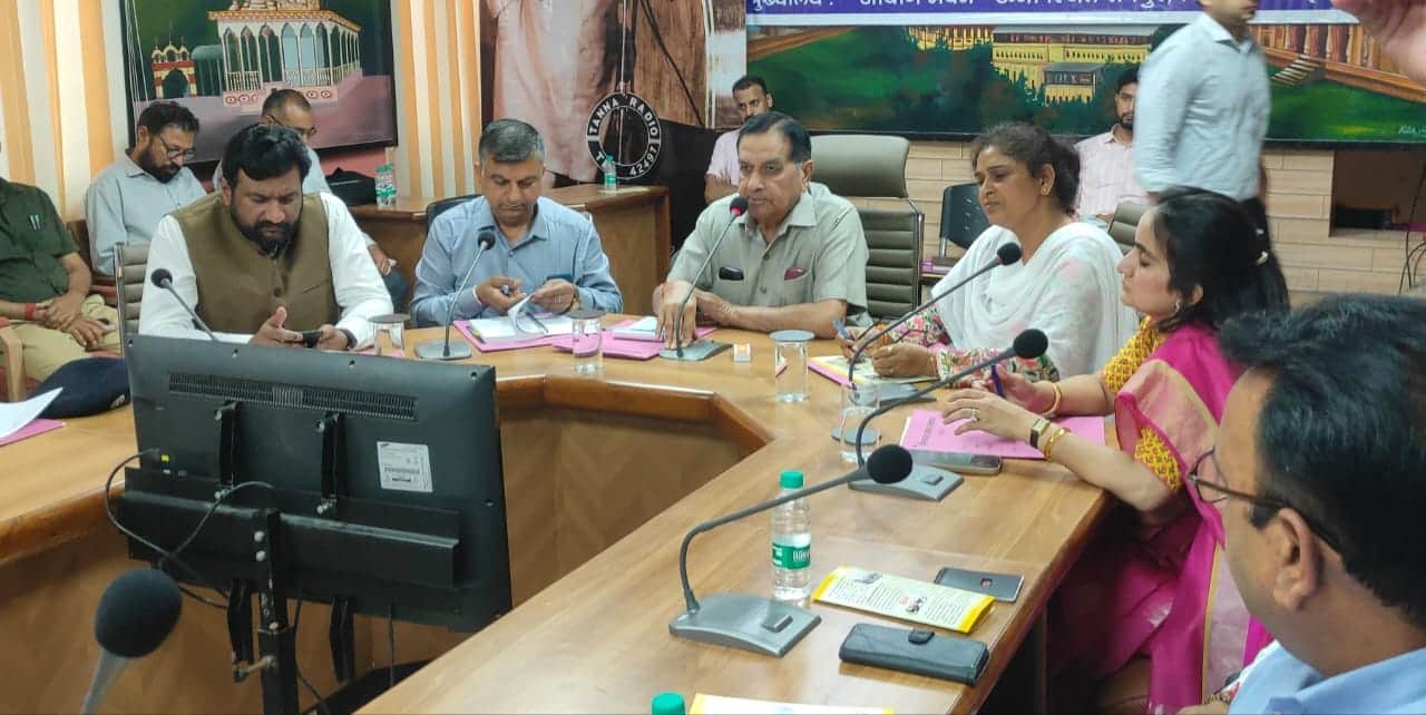 हमीर भवन में एससी वर्ग से संबंधित विभिन्न संस्थाओं एवं संगठनों और अधिकारियों के साथ आयोजित बैठक