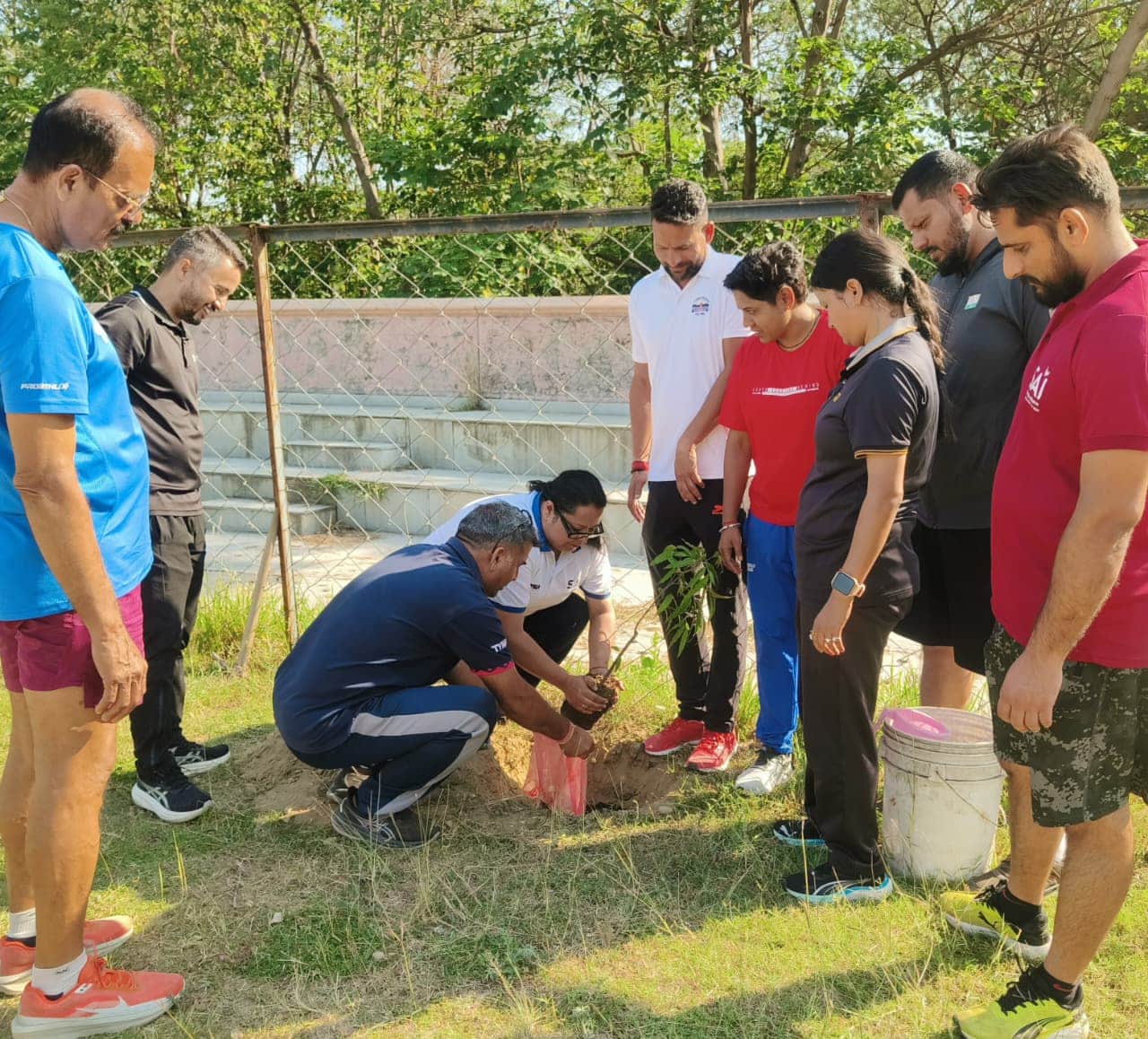 हमीरपुर में ओलंपियन दिव्या पौधरोपण करती हुईं। स्रोत : भाजपा