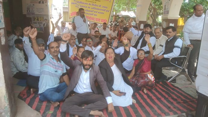 Black bands were worn to protest against e-registry, work in tehsils came to a standstill, and the strike by advocates, document writers, stamp vendors and typists continued for the eighth day.