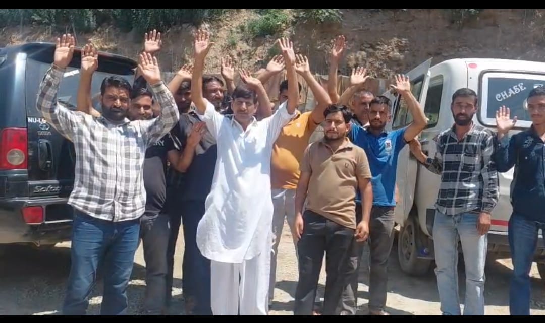 जीएमसी राजोेरी के पास सराय निर्माण में देरी पर लोगों का प्रदर्शन, निर्माण कार्य तेज करने की म
