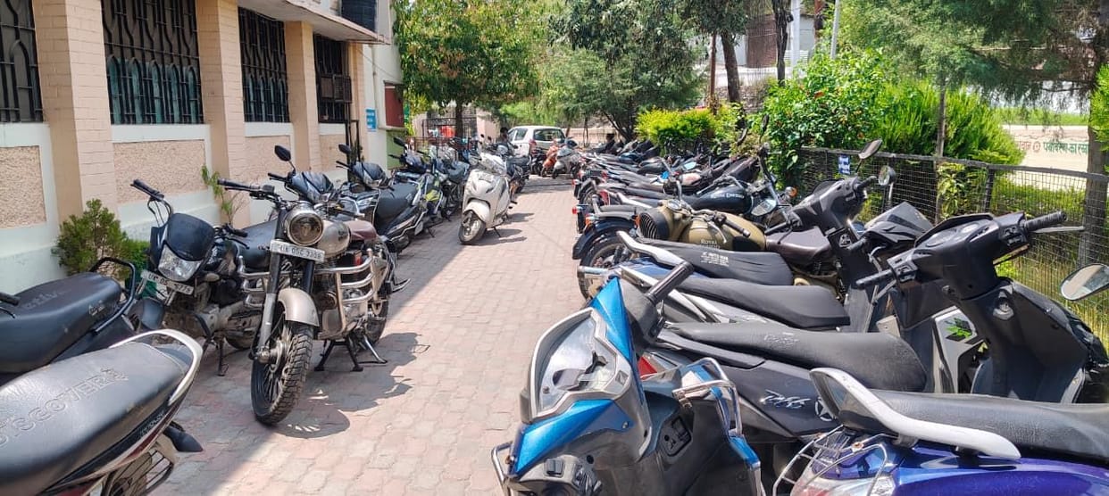 District hospital turns into vehicle parking; patients being offloaded on the road.