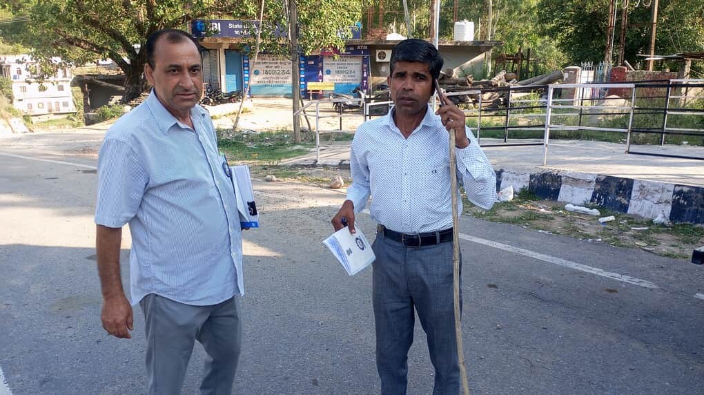 जनगणना कार्य में जुटे कर्मी हाथ में रजिस्टर के साथ-साथ सुरक्षा के लिए डंडा भी लिए हुए फोटो स्