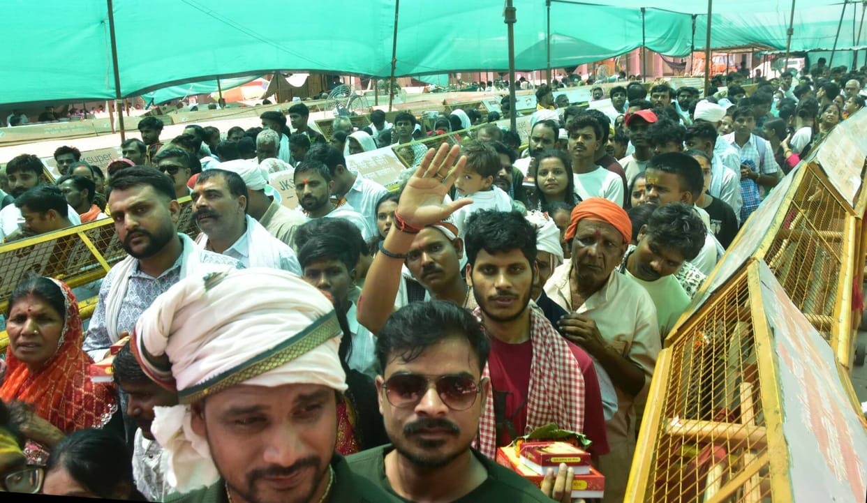 A court adorned with fruits; chants hailing Lord Hanuman.