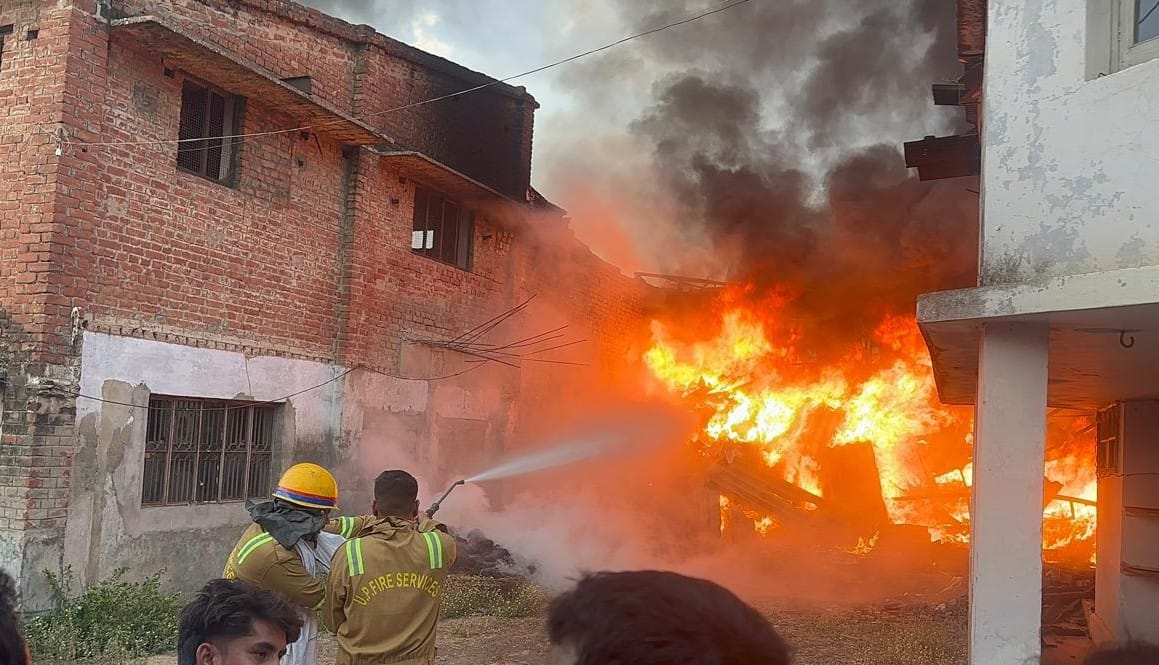 Fire broke out in a closed dyeing house, clothes burnt