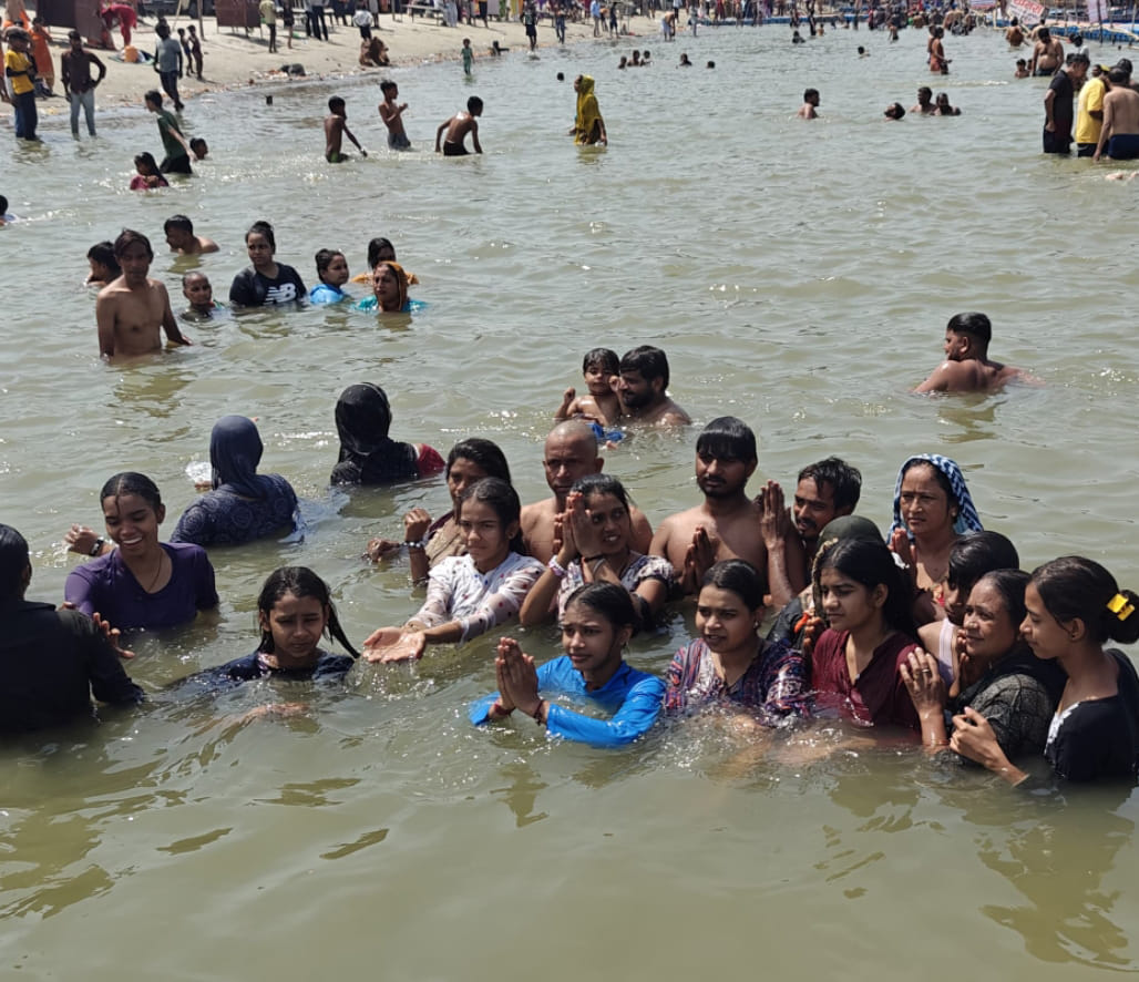 ज्येष्ठ गंगा दशहरा पर्व पर ब्रजघाट में गंगा स्नान करते श्रद्धालु।  संवाद