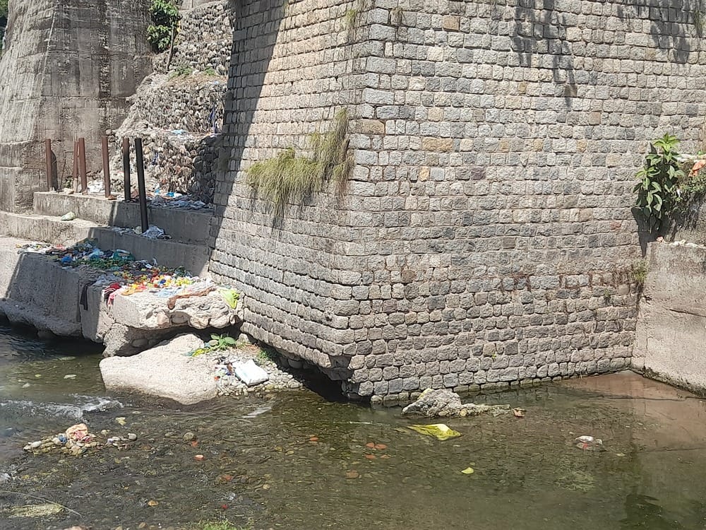 Approach to Manuni Bridge in Natehad damaged; risk increases.