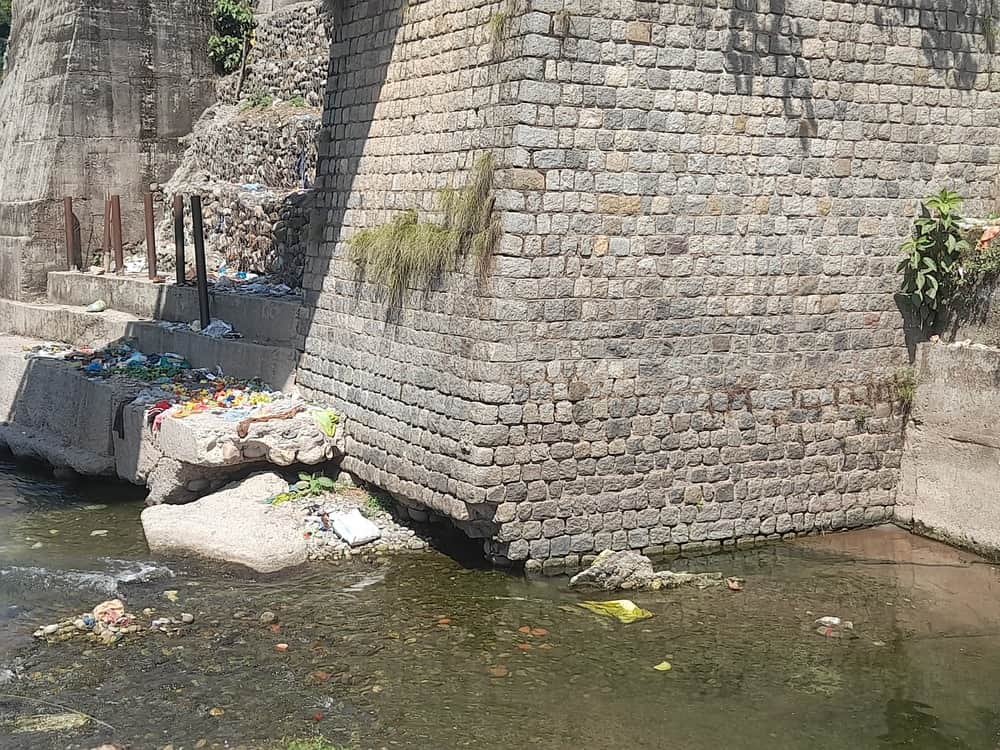 कांगड़ा उपमंडल के नटेहड़-जमानाबाद स्थित मनुनी पुल की क्षतिग्रस्त अप्रोच। -संवाद