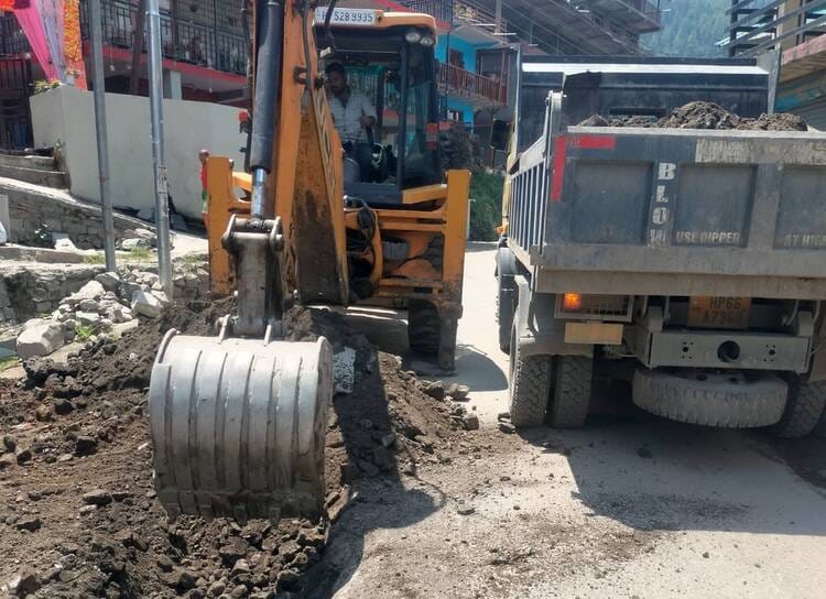 Patchwork work gains momentum on the Naggar-Manali left-bank road.