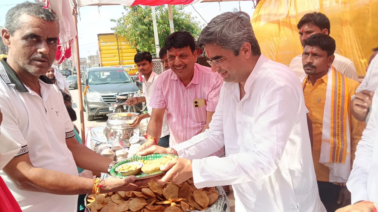 Community feasts organized at various locations on the last 'Bada Mangal'.