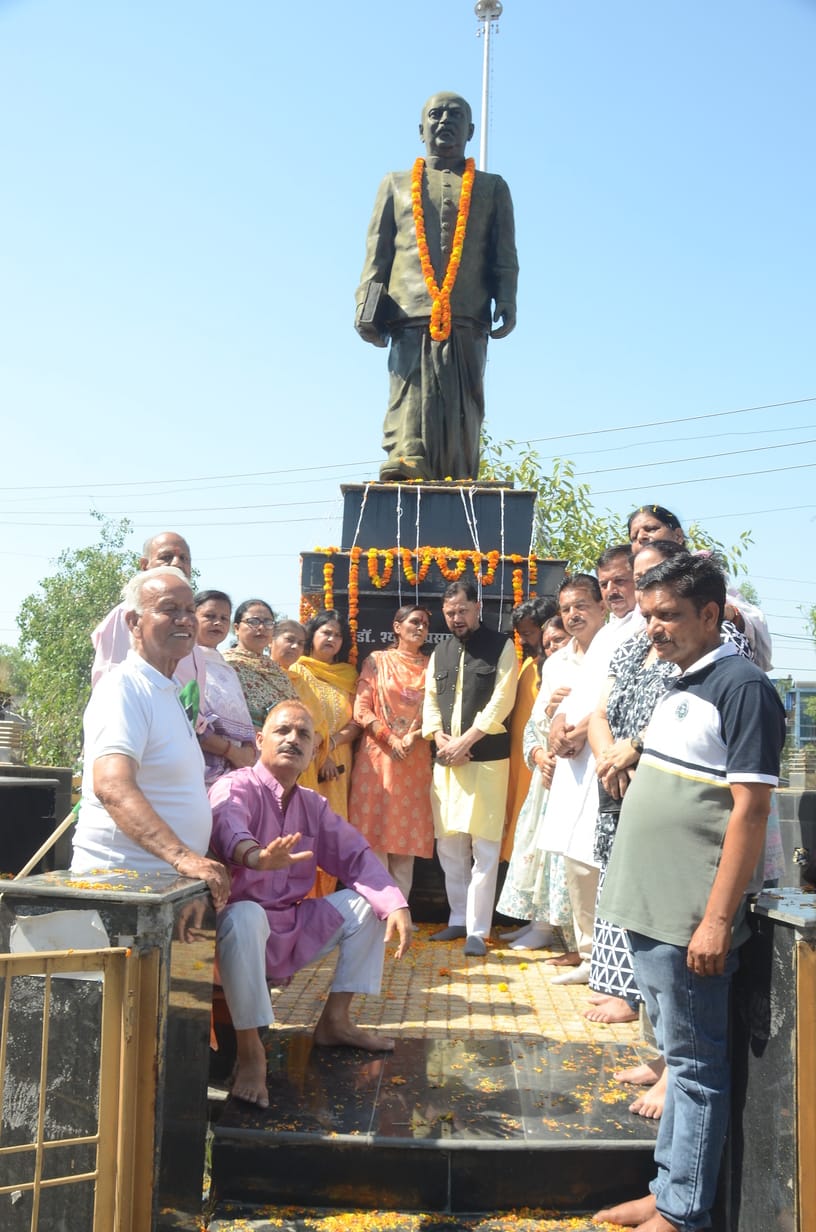 कठुआ में डॉ. श्यामा प्रसाद मुखजी को श्रद्धांजलि देते भाजपाई। संवाद