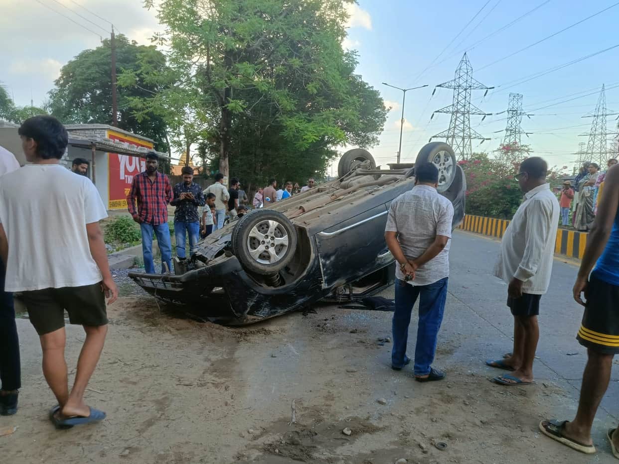 speeding car collided with a divider its wheel broke and fell apart three minors had a narrow escape in Korba