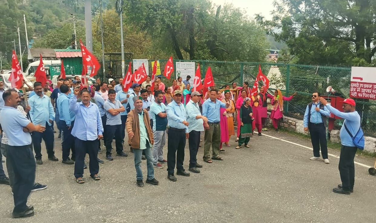 Contract workers' protest over pending demands continues