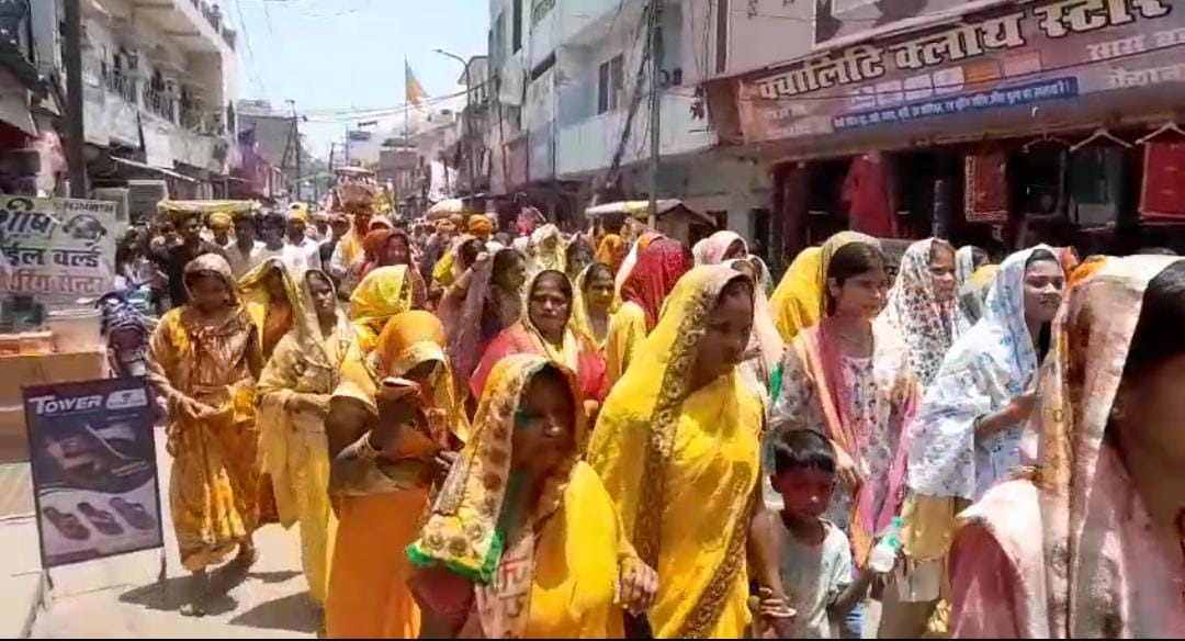 Procession of the idol through the city ahead of the consecration ceremony.