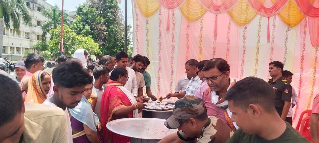 Devotees bowed their heads in reverence at the court of Pavansut