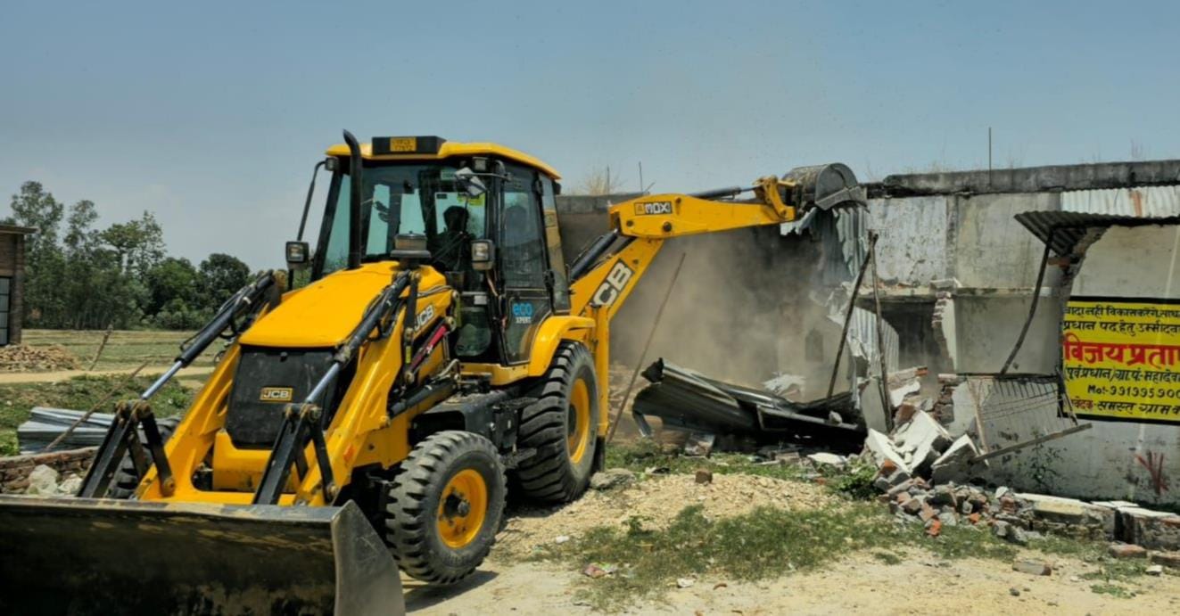 महादेवा सलारपुर गांव के निकट जेसीबी से अवैध निर्माण ढहाते कर्मी।