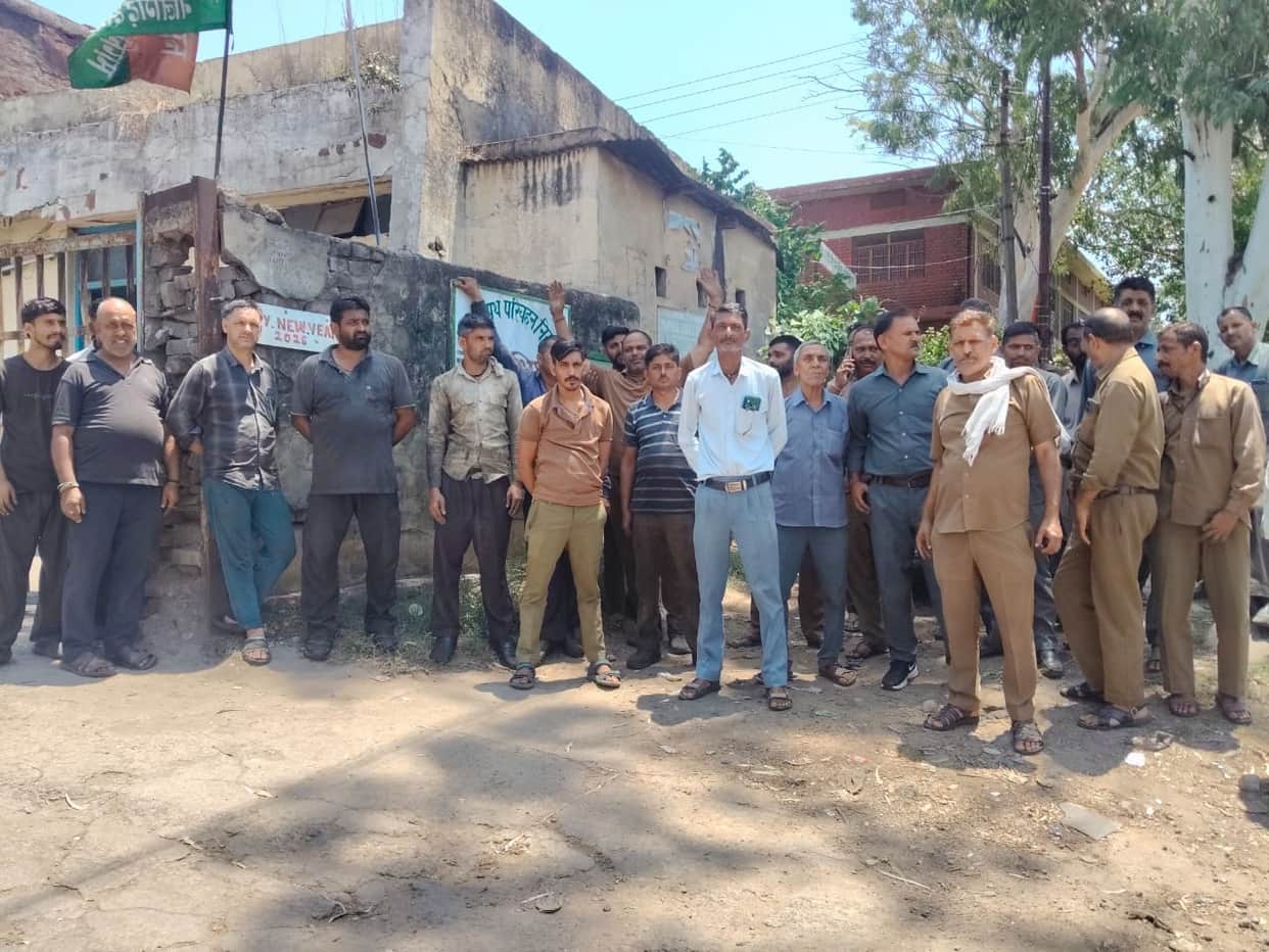 HRTC employees raised slogans against the government and the corporation.