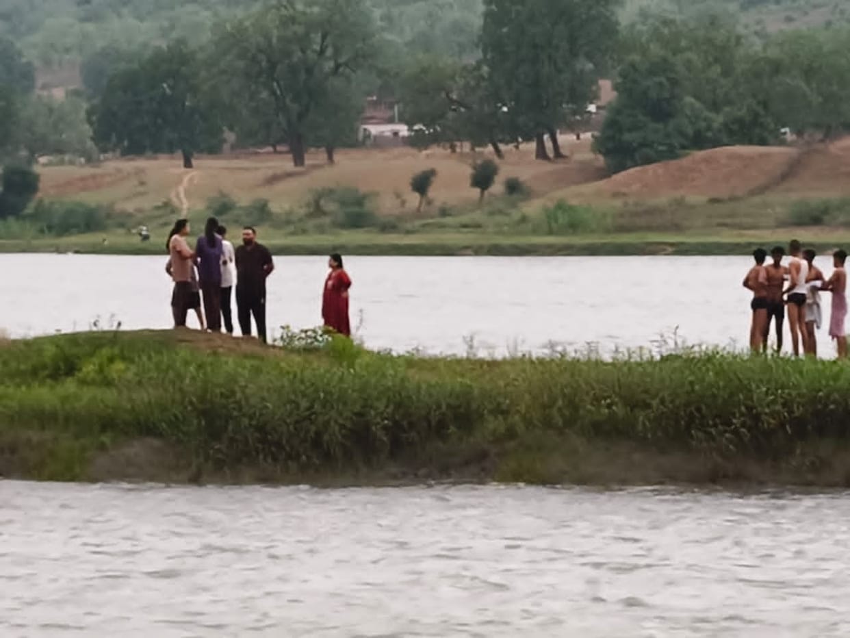 11 people stranded on an island after sudden water release from Obra Dam; a tense two-hour ordeal