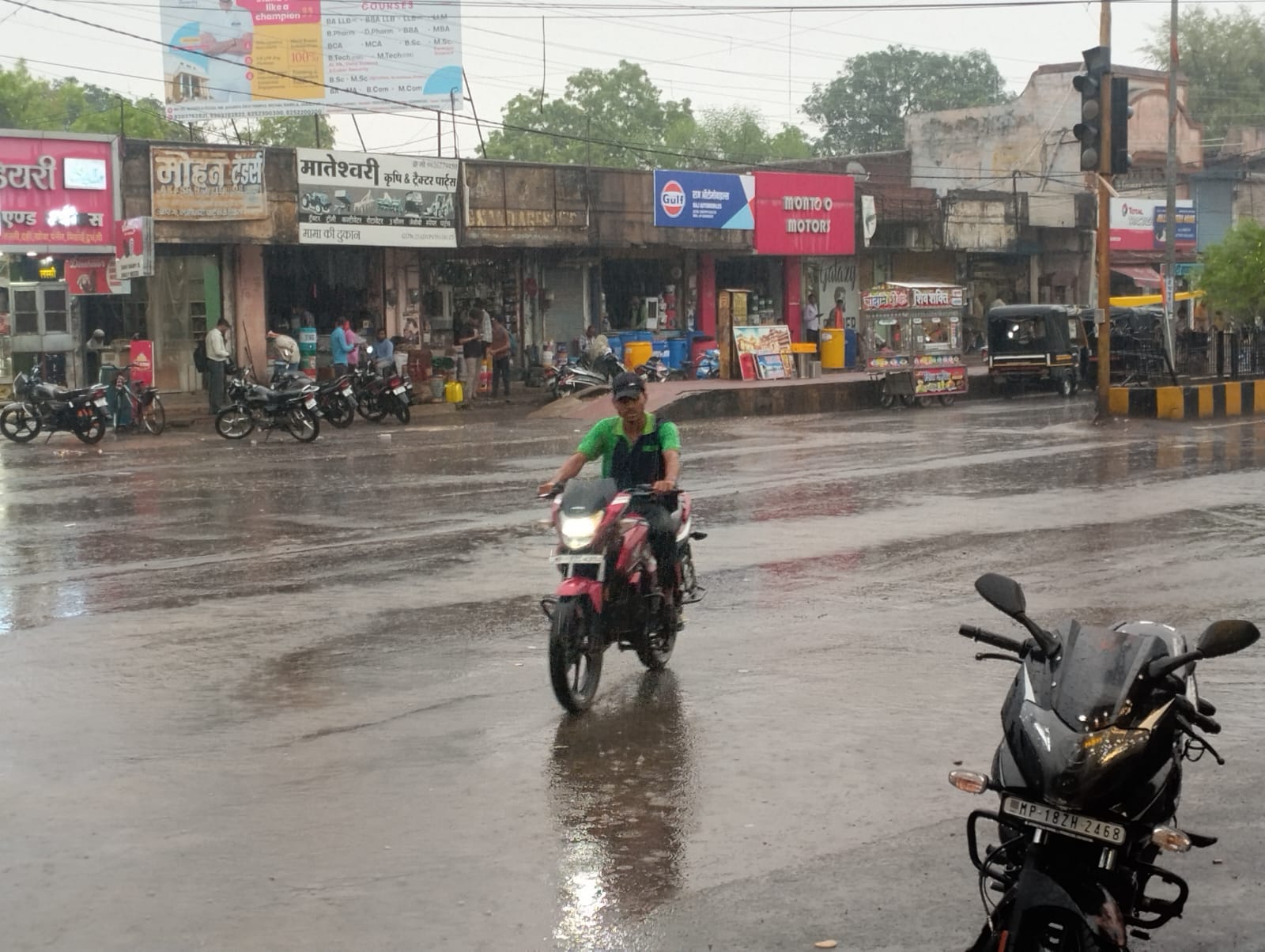 पहली बारिश में भीगी सड़क।