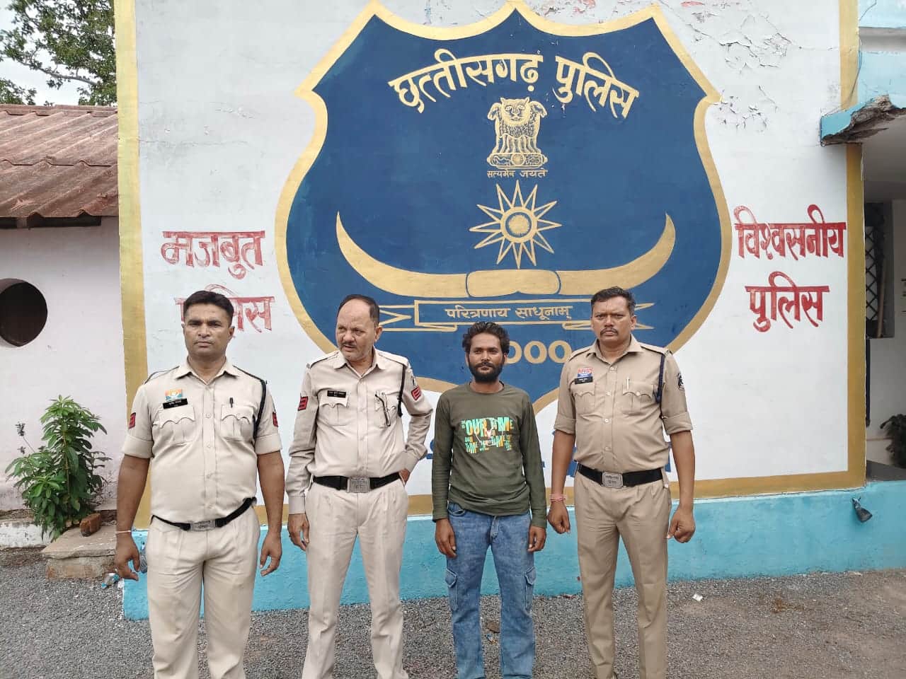 पुलिस की गिरफ्त में आरोपी