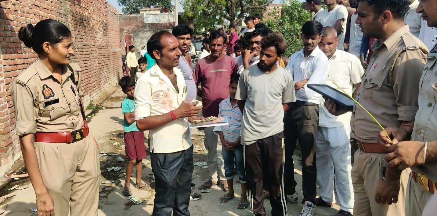 पुलिस को घटना की जानकारी देता सेल्समैन। संवाद