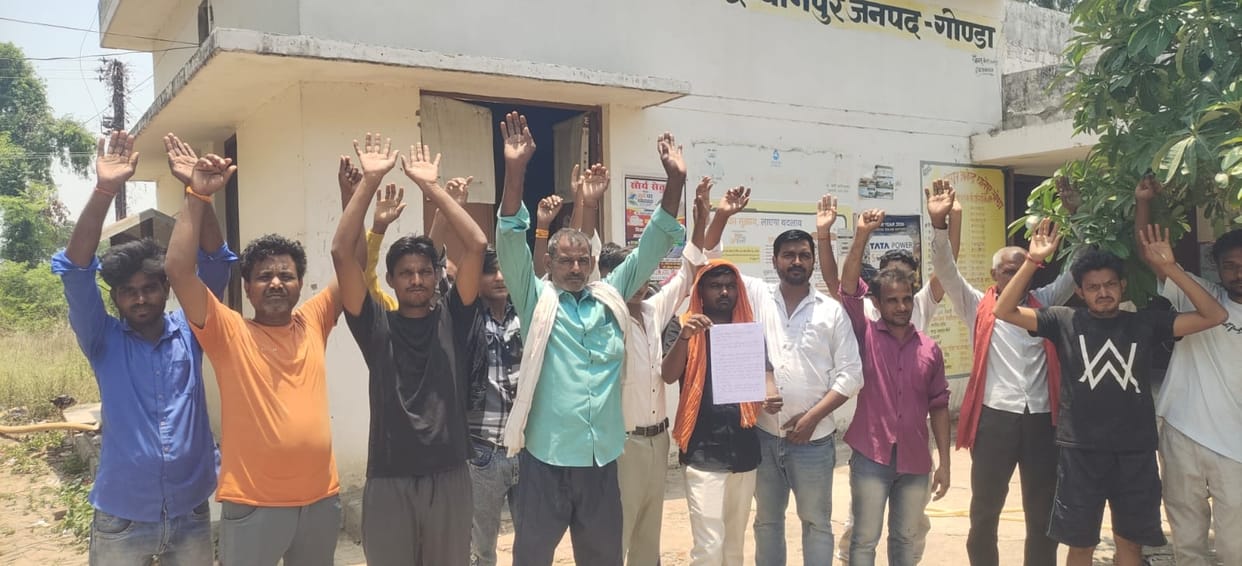 Villagers protest demanding the replacement of the transformer.