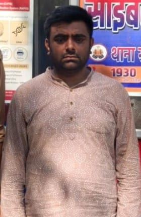 Police bring back accused in 70 lakh fraud case from West Bengal.