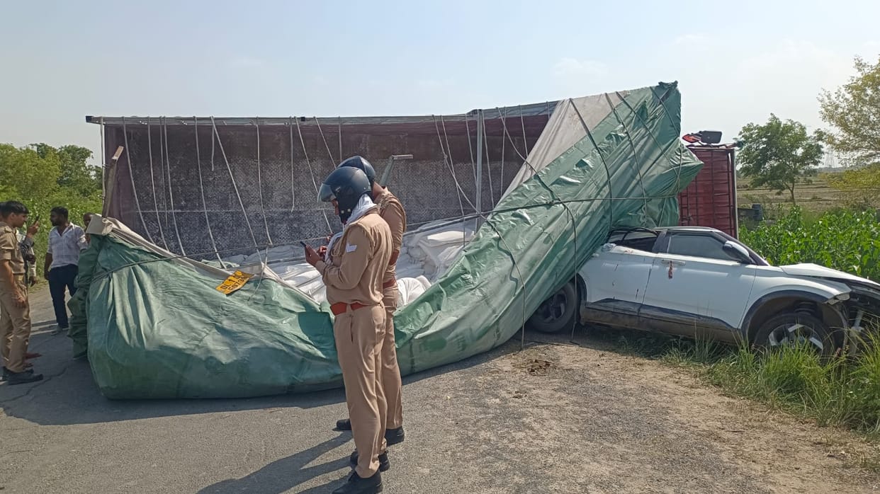 etah news ROAD accident 4 injured