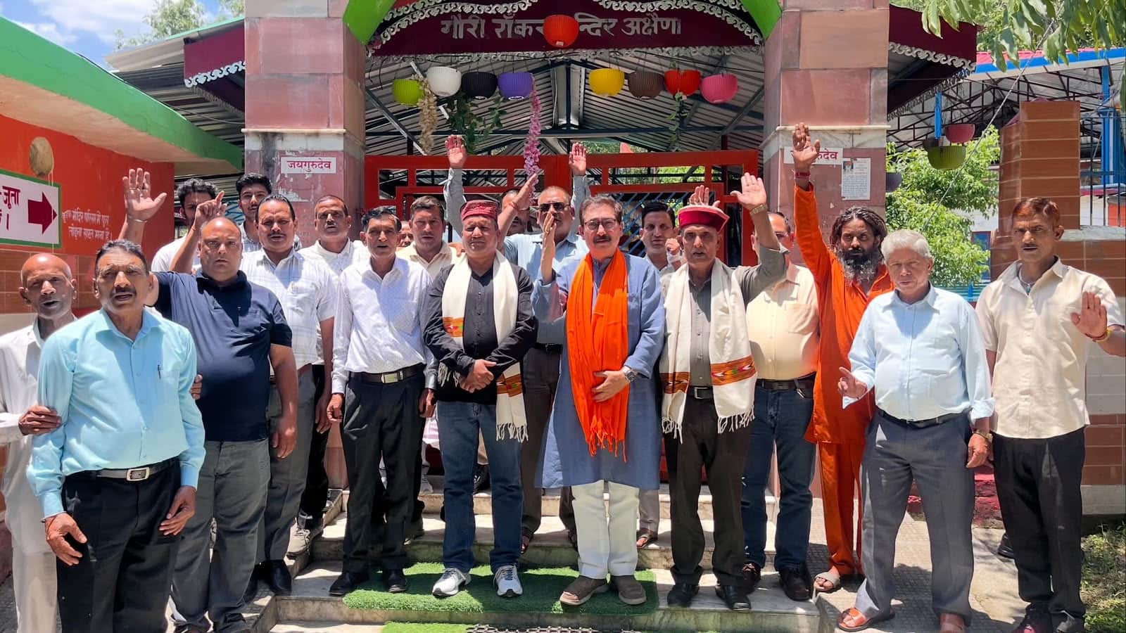 सुलह में भाजपा कार्यकर्ता विधायक विपिन परमार के साथ कांग्रेस सरकार के खिलाफ नारेबाजी करते हुए ।