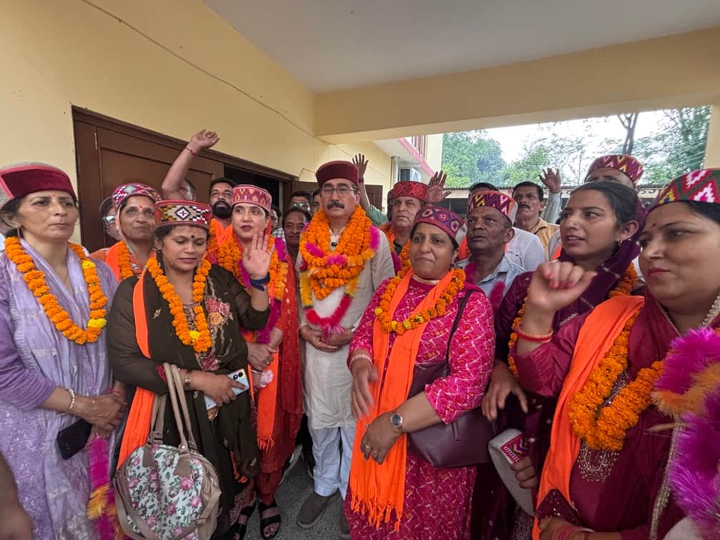सुलह पंचायत समिति के अध्यक्ष, उपाध्यक्ष और बीडीसी सदस्य विधायक विपिन परमार के साथ। -स्रोत : भाज