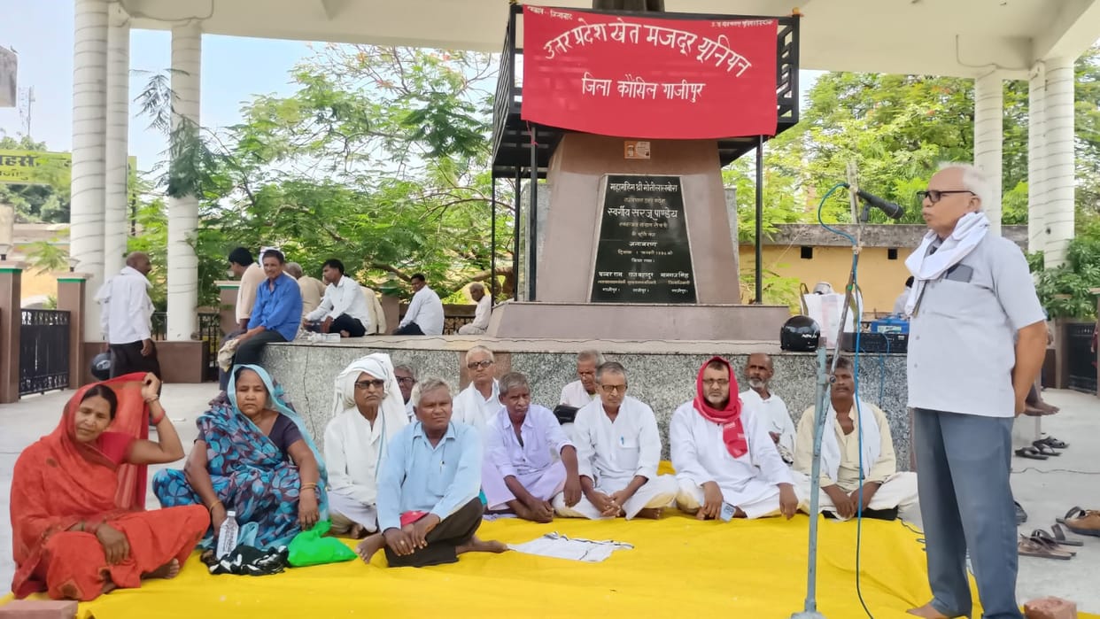 Demand for 200 days of work and Rs 700 wages under MNREGA, sit-in protest