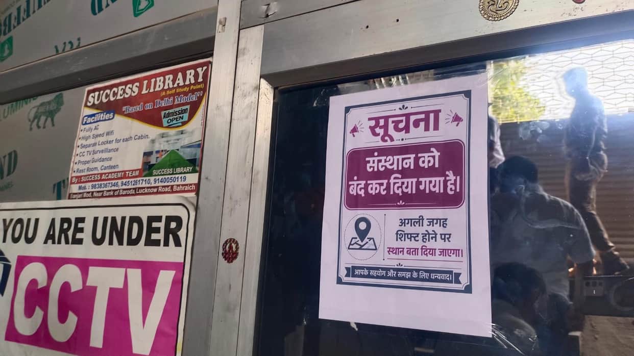 Seven library operators fled after closing their shutters when the administration's team arrived.