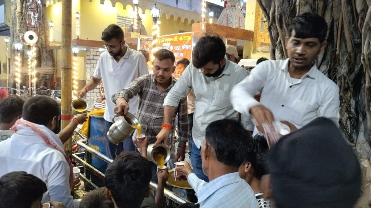 An offering of 351 kg of mango pulp was made to Shri Panchmukhi Mahadev, and the *prasad* was distributed among the devAn offering of 351 kg of mango pulp was made to Shri Panchmukhi Mahadev, and the *prasad* was distributed among the devotees.otees.