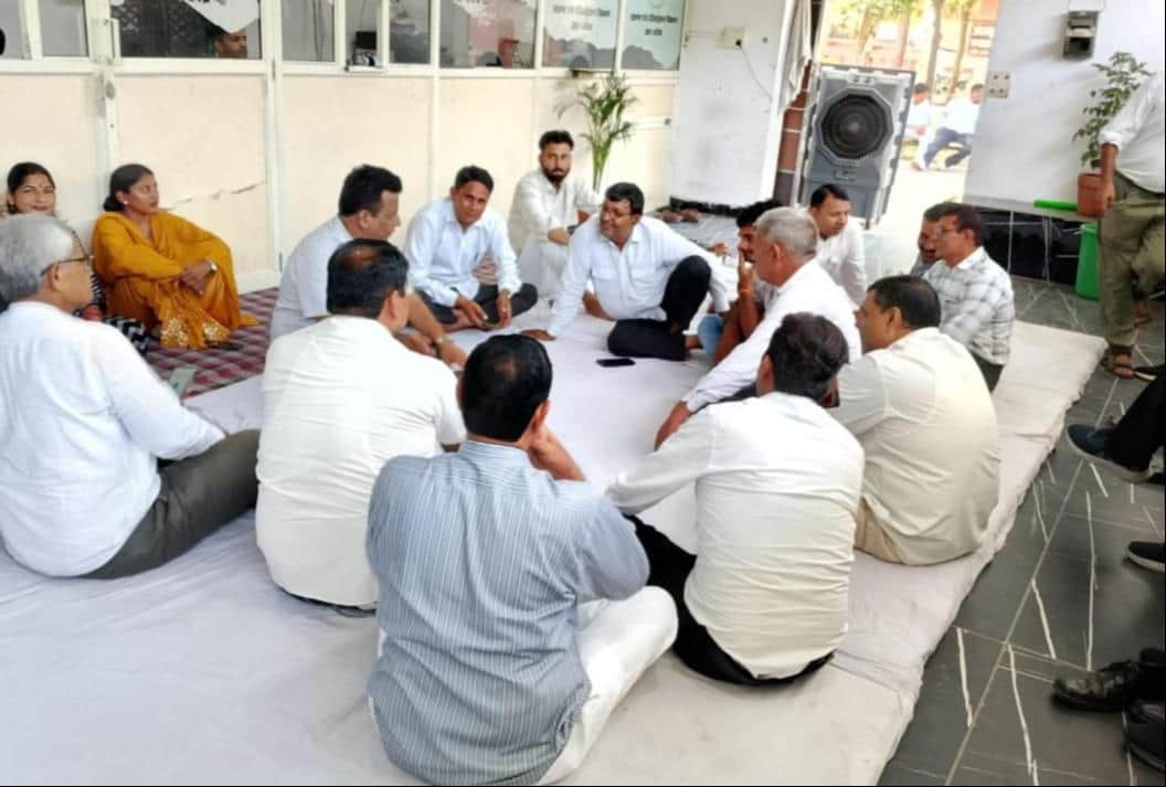 Indefinite strike resumes in protest against e-registry.