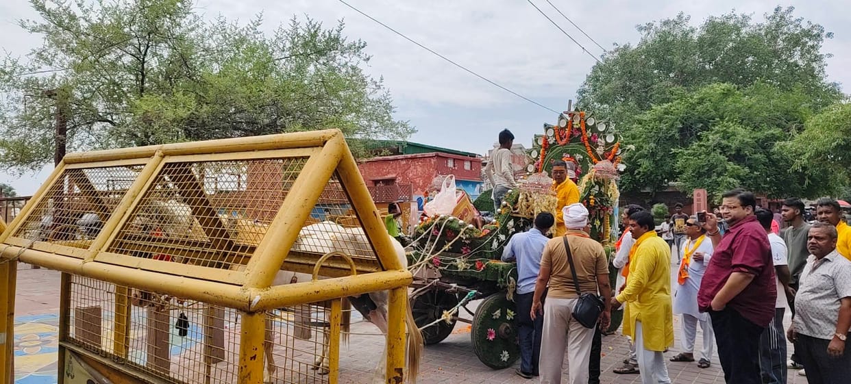 Storyteller's chariot stopped at Taj Barrier, complaint to DM, stopped from going to Dussehra Ghat temple, devotees went on foot, only diesel and petrol vehicles are banned in Tajganj.