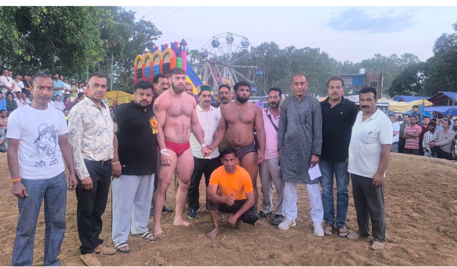 द्रम्मण छिंज मेले में पहलवानों के साथ विधायक केवल सिंह पठानिया। स्रोत: जागरूक पाठक