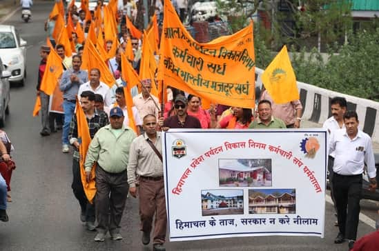 धर्मशाला में मांगों के लिए रैली निकालते पर्यटन विकास निगम के कर्मचारी। -अमर उजाला