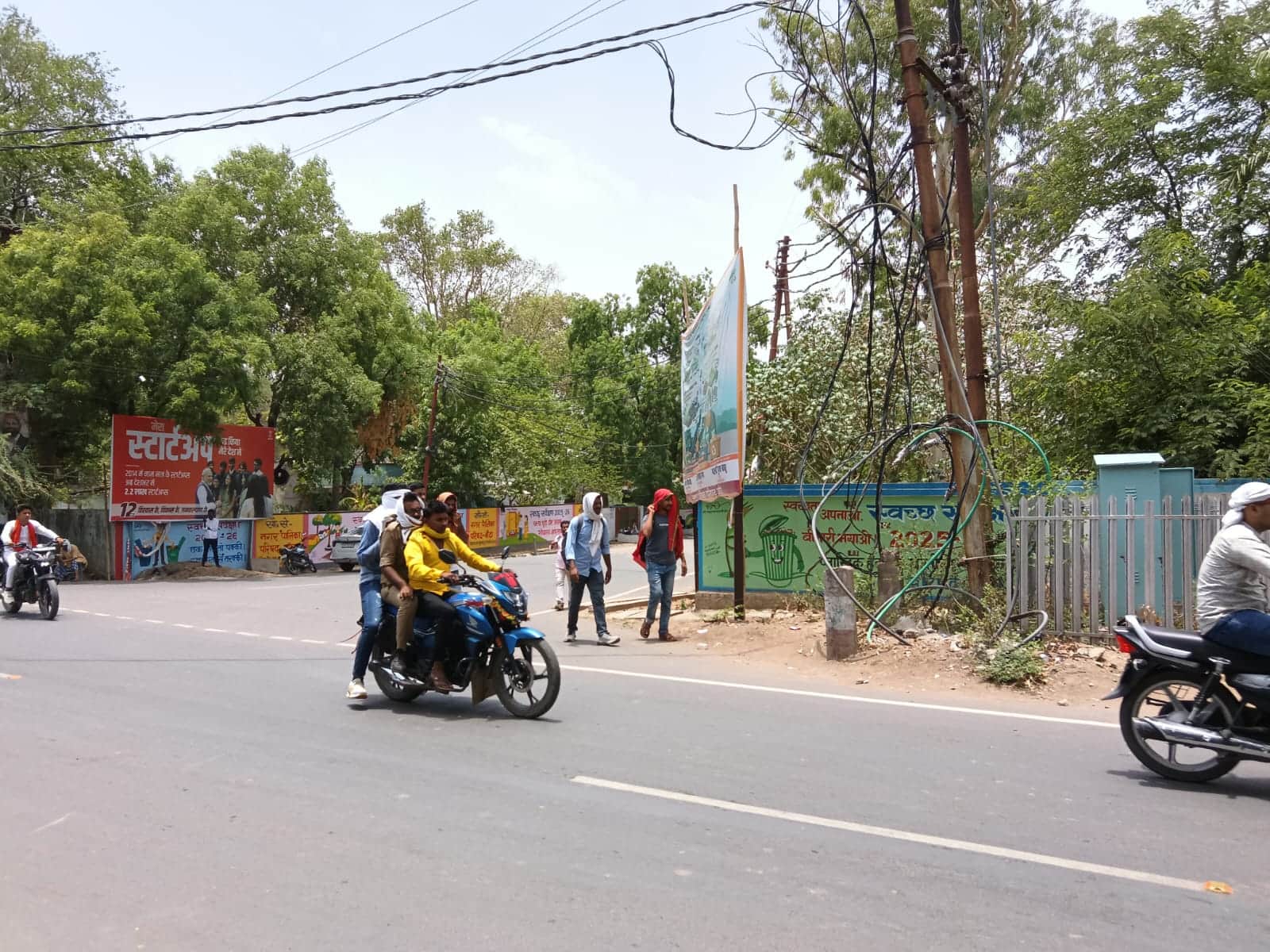 उमस भरी गर्मी से बचने के लिए कुछ इस तरह निकले लोग। संवाद