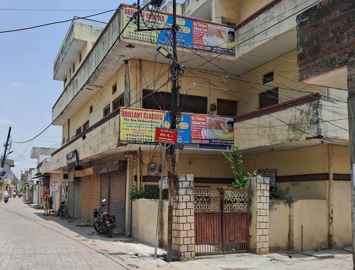 4. शहर के शास्त्रीनगर स्थित एक रिहायशी मकान के प्रथम तल पर बंद कोचिंग सेंटर। -संवाद