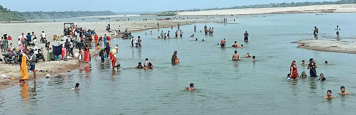 A dip of faith amidst hatching crocodiles, devotees flock to Kainjraghat in Chambal despite warnings of crocodile attacks.