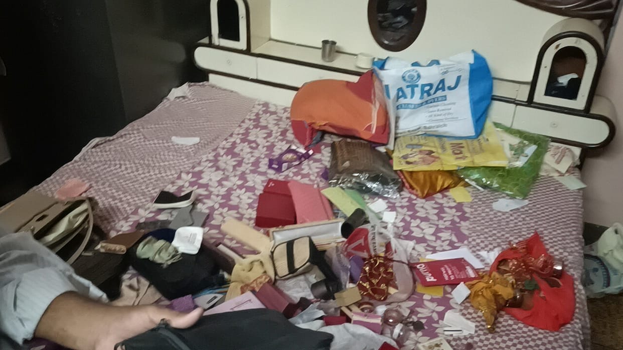 Family went to Lucknow for medical treatment; thieves made off with jewelry worth lakhs from their home.