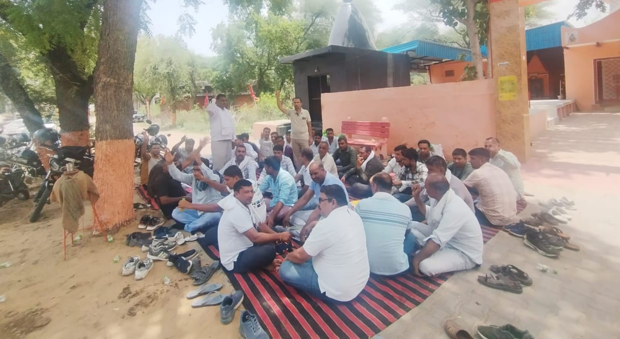 Electricity employees' protest against anti-employee policies.