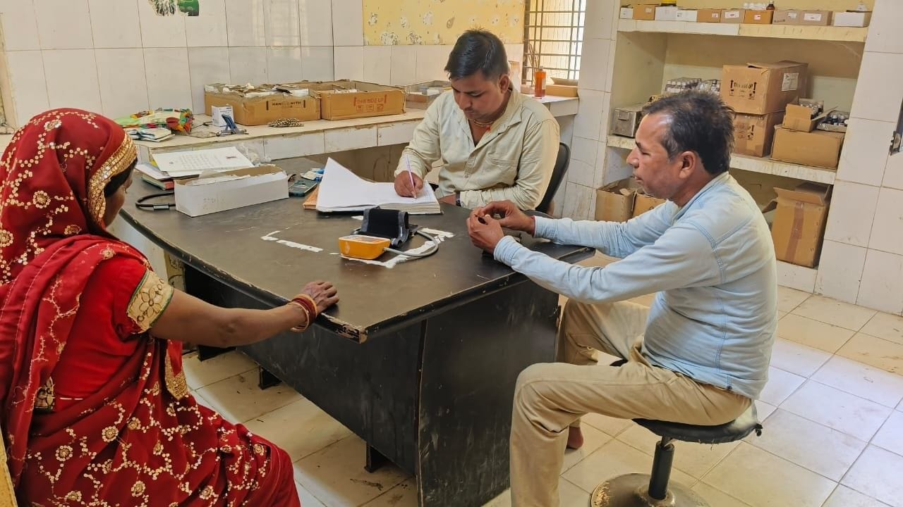 बलरामपुर के मणिपुर सहिजना में मरीज देखता फार्मासिस्ट।