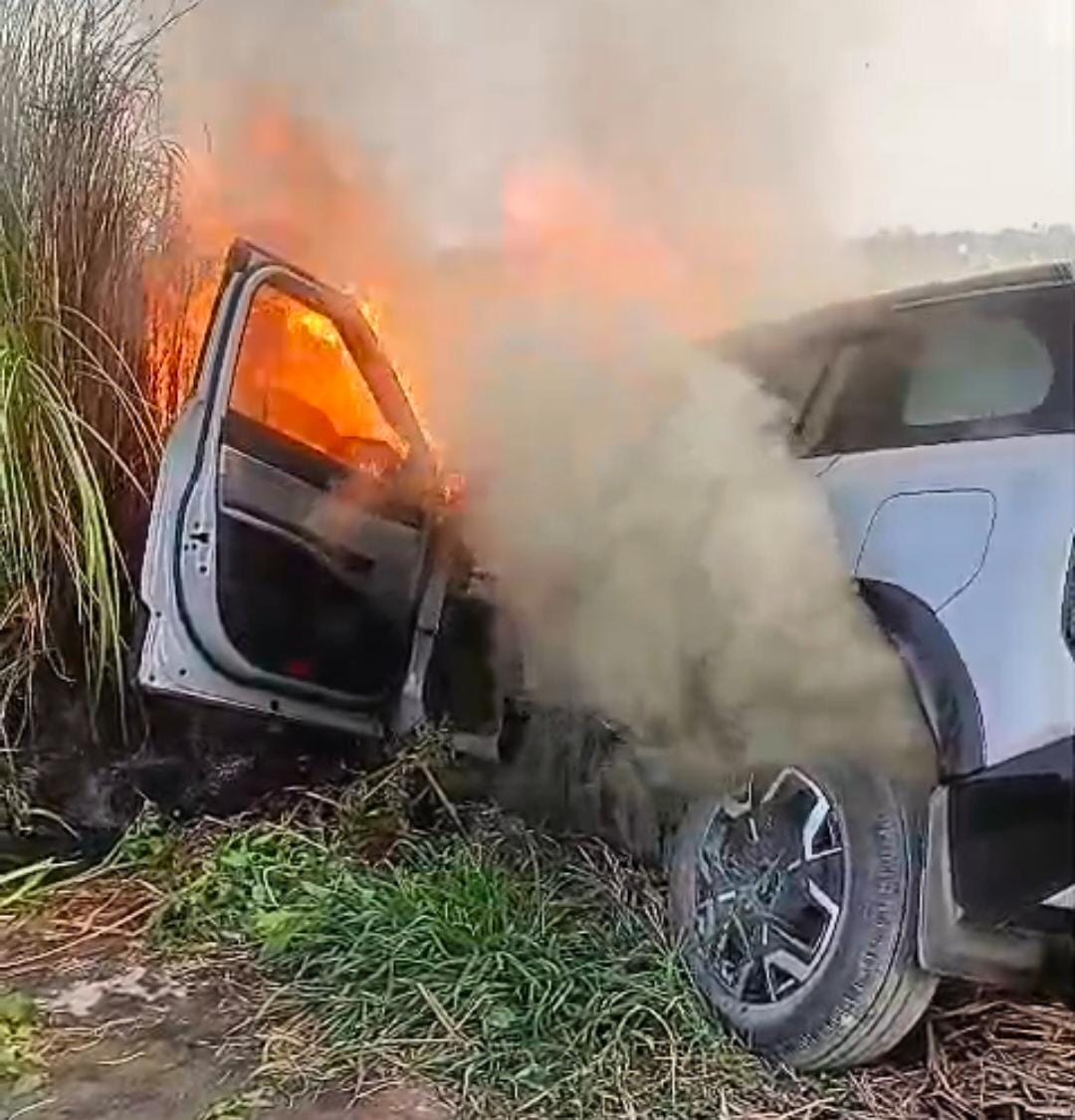 Fire in moving car, six passengers trapped in door lock