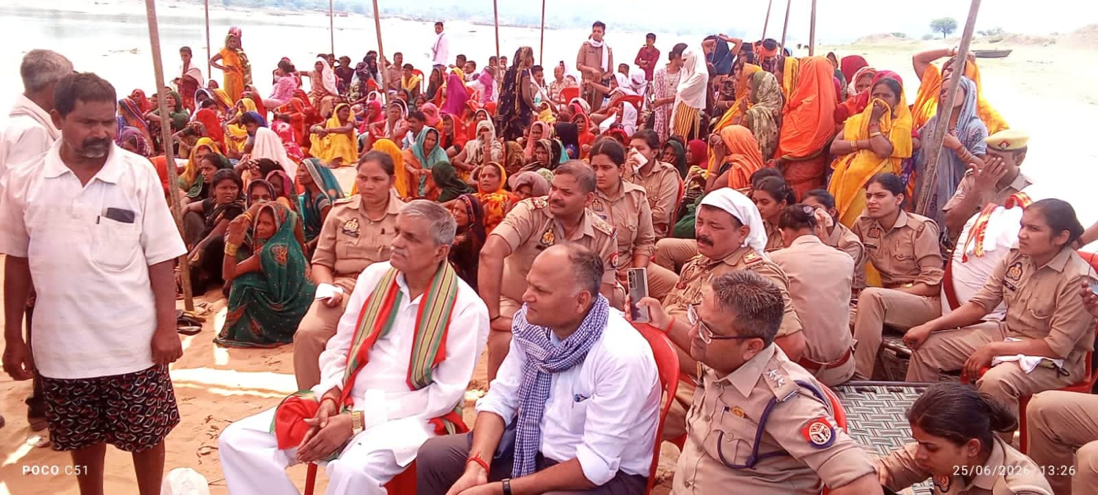 चोपन थाना क्षेत्र के मीतापुर में सोन नदी में डूबने से बालकों की मौत घटना पर पहुंचे सपा के पदाधि