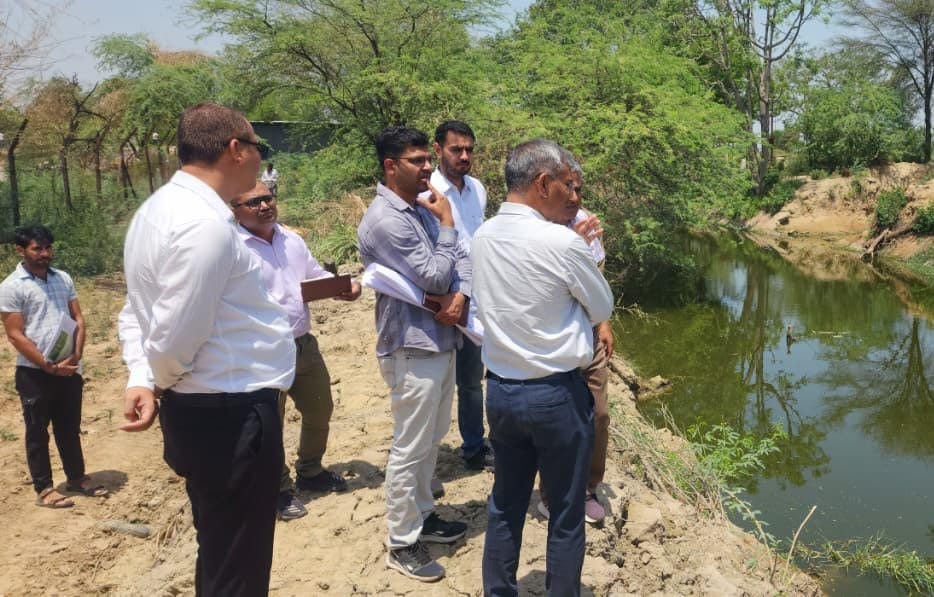 Daily report of drain and drainage cleaning along with photographs will have to be given.