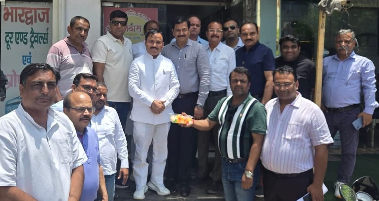 फ्री गंज रोड पर हापुड़ शहर की बनी पेठे की मिठाई को दिखाते आईआईए के पदाधिकारी। स्रोत आईआईए