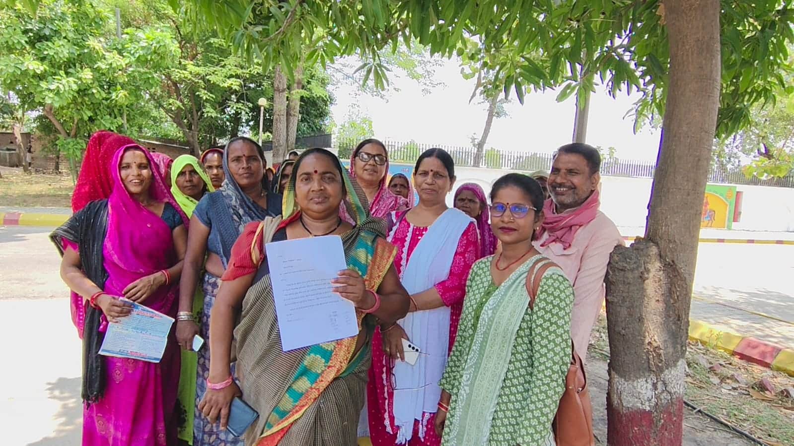 फोटो 25 सीकेटीपी 30 कलक्ट्रेट में मांगपत्र देने आई पाठा क्षेत्र की महिलाएं। संवाद