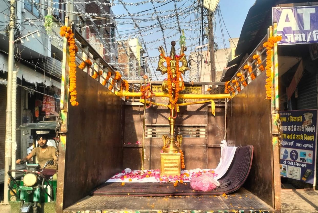 Vijay Trishul sets off for Jageshwar Dham.