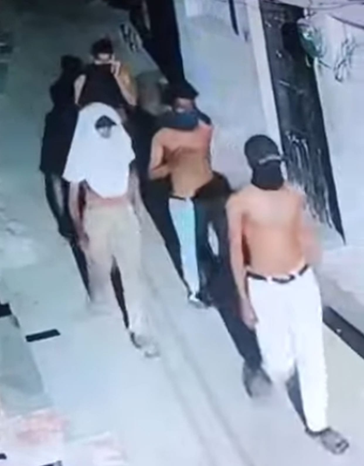 Two thieves stealing a buffalo were caught.